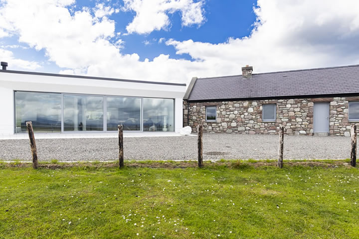 Water feature in the garden at Golden Strand View cottage